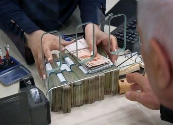 خبر خوش برای بازنشستگان / وام قرض‌الحسنه این افراد واریز شد