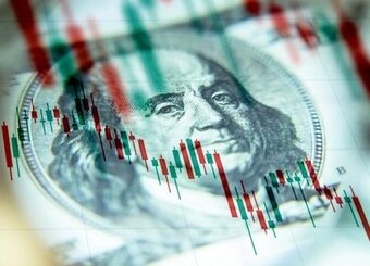 عرضه دلار در بازار اسکناسی بالا گرفت؛ قیمت دلار ۱۳۹۵ تومان کاهش یافت
