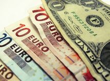 نرخ انواع ارز در بازار كاهش یافت