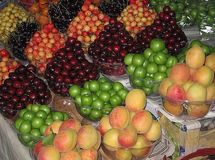 سوء استفاده دلالان از ممنوعیت واردات و جولان گرانی میوه‌های داخلی