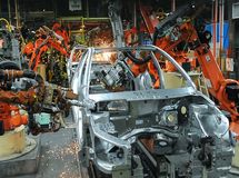 معاون فروش ایران خودرو: در شش ماهه دوم امسال تمام تعهدات فروش این شرکت به‌روز خواهد شد