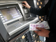 حکیمی: اضافه برداشت روزانه نسبت به سقف 200 هزار تومان در عابر بانک‌ها تخلف است