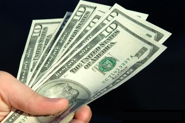 قیمت دلار در بازار پنج تومان کاهش یافت