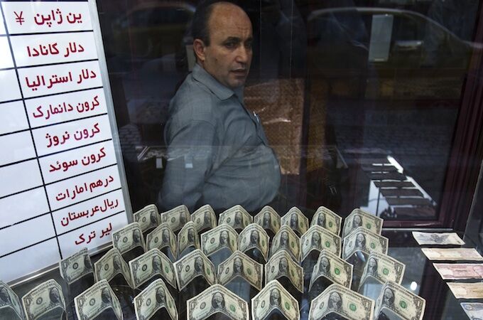 قیمت دلار در بازار 15 تومان افزایش یافت