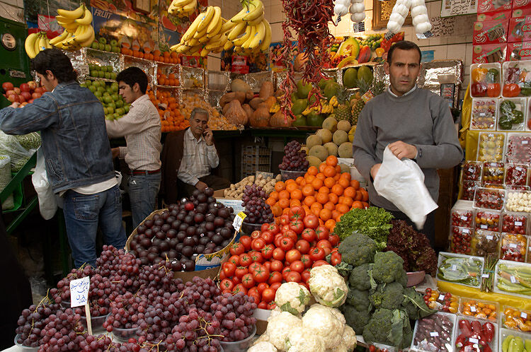 رئیس اتحادیه فروشندگان میوه و سبزی تهران: افزایش قیمت میوه به دلیل کاهش تولید است