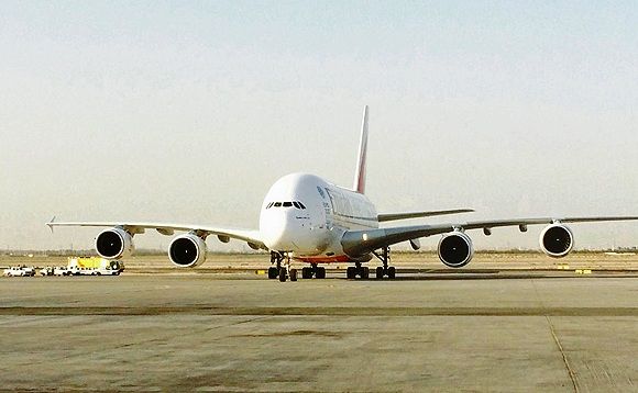 هواپیمای پهن پیکر 'ایرباس ای380' امارات در فرودگاه بینالمللی امام به زمین نشست