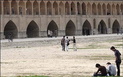 مدیرعامل آب منطقهای اصفهان: 12 آبان آب در زاینده رود جریان مییابد