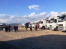 عقب نشینی وزارت راه کامیون‌داران ایرانی را در خاک ترکیه زمین‌گیر کرد