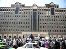 تعدادی  از متقاضیان مسکن مهر پرند مقابل بهارستان تجمع کردند