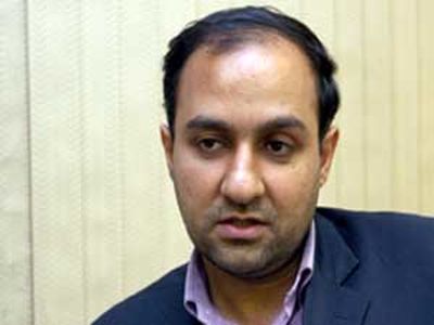 یک اقتصاددان: نیلی پاسخ دهد چرا شرایط برای تک نرخی شدن دلار فراهم نیست؟!