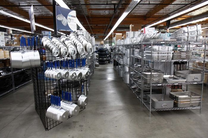 گلایه یک تولیدکننده ظروف آشپزخانه از ورود کالای چینی به بازار؛ با این وضع دیگر نمیشود کار کرد!