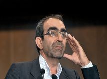 شاکری: دولت بازی خطرناکی را با نرخ ارز شروع کرده که نتیجه‌‌ای هم برایش ندارد