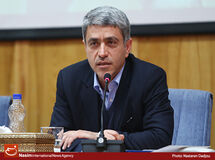 وزیر اقتصاد: "پاریزی" دو سال است می‌‌خواهد بازنشسته شود ولی من مقاومت می‌کنم