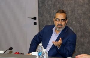 گزارش غلط و یک‌طرفه به رهبری می‌دهند و می‌گویند قحطی نزدیک است پس باید ارز را گران کنیم