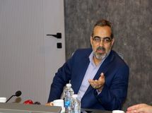 گزارش غلط و یک‌طرفه به رهبری می‌دهند و می‌گویند قحطی نزدیک است پس باید ارز را گران کنیم