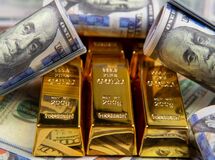 کاهش قیمت اونس جهانی طلا بعد از فتح رکوردهای جدید
