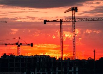 چسبندگی قیمت مسکن به دلار از سال ۱۴۰۰ تضعیف شده است
