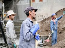 کارگران ساختمانی با مشارکت گروه‌‎های ذی‎نفع شناسایی می‌شوند/ تسهیل بیمه؟!
