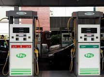 دولت بالاخره قیمت بنزین آزاد و سهمیه‌ای اعلام کرد
