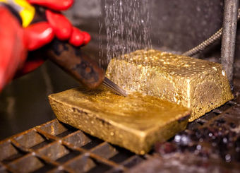 طلای جهانی زیر فشار دلار؛ عقب‌نشینی از رکورد تاریخی

