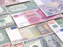 وابستگی ارزش پول ملی به دلار، نتیجه سیاست‌های غلط ارزی است
