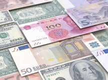 وابستگی ارزش پول ملی به دلار، نتیجه سیاست‌های غلط ارزی است
