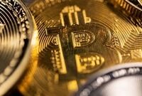 قیمت ارز‌های دیجیتال امروز / بیت‌کوین از سقف جدید عقب نشست

