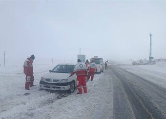 بارش برف و کولاک در جاده‌های 14 استان